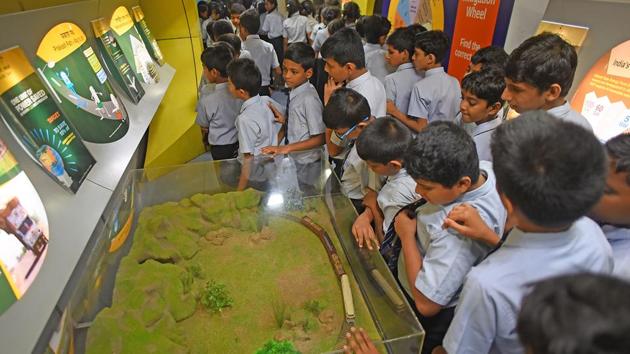 Students from various schools visit the science express. (Pratik Chorge/HT Photo) 