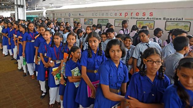 Students line up outside the Science Express. (Pratik Chorge/HT Photo) 