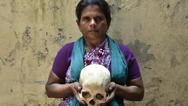 54 year old Rani claims to hold the skull of her deceased husband Radha Krishnan during a protest in New Delhi. (Ravi Choudhary/HT PHOTO) 54 year old Rani claims to hold the skull of her deceased husband Radha Krishnan during a protest in New Delhi. (Ravi Choudhary/HT PHOTO)