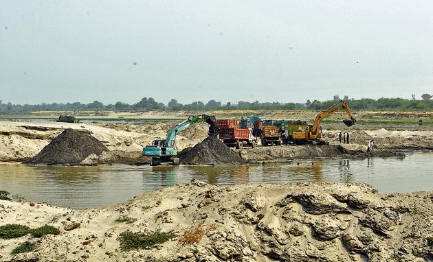 Despite many close encounters with the sand mining mafia, the Noida police has failed to arrest the ‘big fish’ masterminding the racket.(Sunil Ghosh/HT FILE PHOTO)