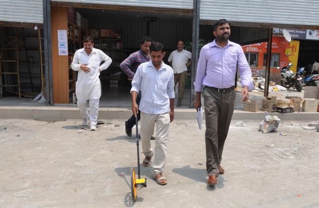 Excise officials on Wednesday measured the distance from the vend to the school and found it to be 164 metres. (Parveen Kumar/HT Photo) Excise officials on Wednesday measured the distance from the vend to the school and found it to be 164 metres. (Parveen Kumar/HT Photo)