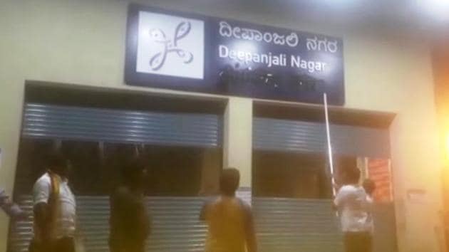 Activists of a hardline pro-Kannada group defacing a Metro signboard on Thursday. (Photo: Videograb) Activists of a hardline pro-Kannada group defacing a Metro signboard on Thursday. (Photo: Videograb)