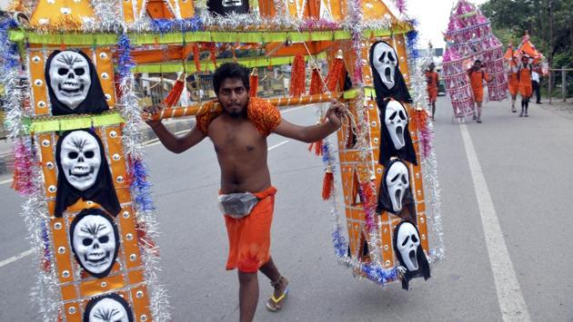 Strides of faith Kanwariyas undertake arduous journey on foot from Haridwar. (Sakib Ali / HT Photo)