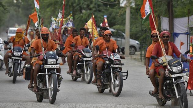 Young men carry the national flag and chant ‘Bharat Mata ki jai and Vande Mataram’. (Virendra Singh Gosain/HT PHOTO)