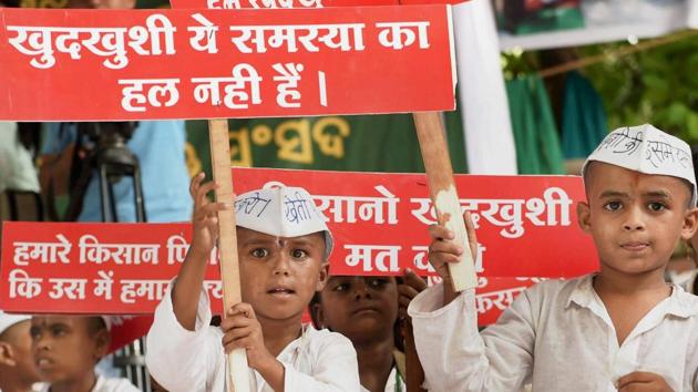 Survivor children of the farmers who have committed suicide take part in a protest against the issue during 'Kisan Mukti Sansad' at Jantar Mantar, in New Delhi on Wednesday.(PTI Photo)