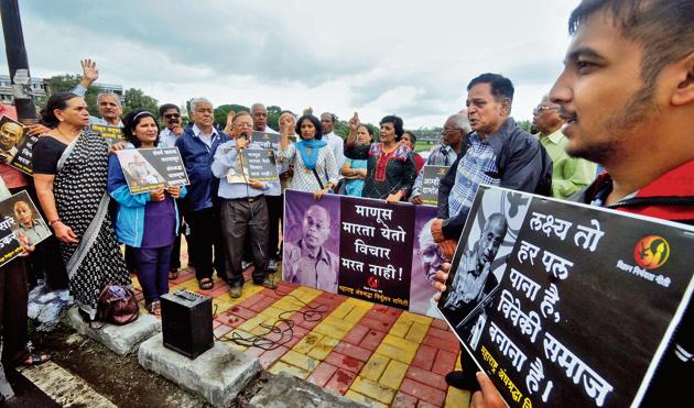 The Andhashraddha Nirmulan Samiti (ANS) held a protest at Omkareshwar bridge in Pune. The ANS were protesting the fact that four years after the murder of Narendra Dabholkar, the case has not yeen been solved.(HT PHOTO) The Andhashraddha Nirmulan Samiti (ANS) held a protest at Omkareshwar bridge in Pune. The ANS were protesting the fact that four years after the murder of Narendra Dabholkar, the case has not yeen been solved.(HT PHOTO)