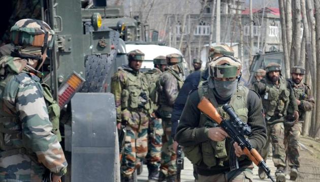 Army personnel move towards the house where two Lashkar-e-Toiba (LeT) militants were hiding, during an encounter at Padgampora village of Awantipora in Pulwama district of south Kashmir.(PTI File Photo)