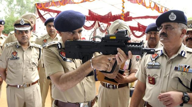 DGP Suresh Arora inspecting a gun at the Commando Training Centre in Bahadurgarh, Patiala, on Thursday, July 20. (Bharat Bhushan/HT) DGP Suresh Arora inspecting a gun at the Commando Training Centre in Bahadurgarh, Patiala, on Thursday, July 20. (Bharat Bhushan/HT)