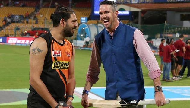Yuvraj Singh of the Sunrisers Hyderabad with TV commentator Kevin Pietersen during the 2017 Indian Premier League at the Chinnaswamy Stadium in Bangalore. Pietersen wants to play for South Africa(BCCI)