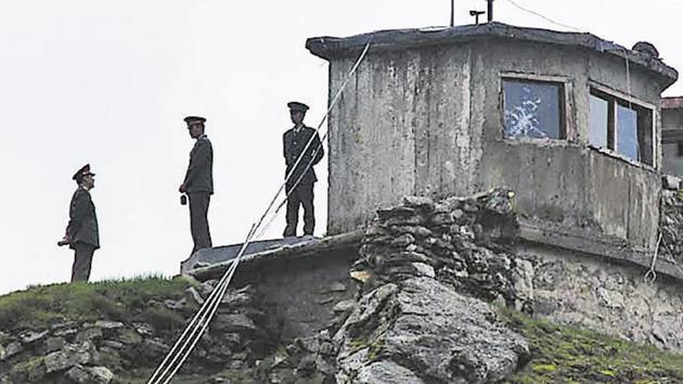 A file photo of the Chinese soldiers at Nathu La pass, Sikkim.(HT)