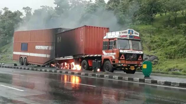The cabin of the trailer burst into flames due to the impact of the collision. The cabin of the trailer burst into flames due to the impact of the collision.