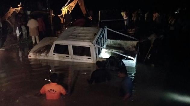 Rescue workers deploy a crane to retrieve a pick-up van trapped in flood waters in Rajasthan’s Barmer on Thursday. (HT Photo) Rescue workers deploy a crane to retrieve a pick-up van trapped in flood waters in Rajasthan’s Barmer on Thursday. (HT Photo)