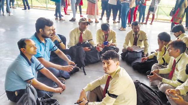 The DMRC has about 9,000 non-executive staff on its payroll, who perform important duties such as that of train operators, junior engineers, station controllers, station managers, station in-charge, traffic controller, maintenance in-charge and so on.