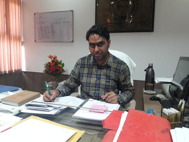 Gurgaon’s new district town planner RS Bhath took charge on Friday.(HT PHOTO)