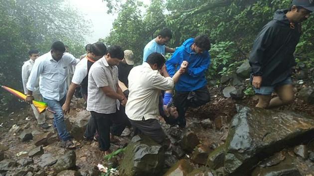 Rescue teams remove Vijay Parmar’s body from the ditch. (HT) Rescue teams remove Vijay Parmar’s body from the ditch. (HT)