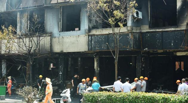 People look at a damaged building after an explosion in Hangzhou, in east China's Zhejiang province on July 21, 2017. (AFP) People look at a damaged building after an explosion in Hangzhou, in east China's Zhejiang province on July 21, 2017. (AFP)