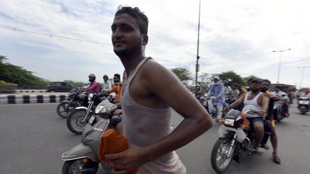 Thousands of Dak Kanwars throng the national highway on the penultimate day of Kanwar yatra. (Sonu Mehta/HT PHOTO)