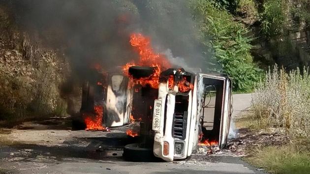 Police vehicles were set ablaze by an angry mob following the death of a person accused in the rape and murder of a teenage girl, while in police custody, at Kotkhai, Shimla. (HT Photo) Police vehicles were set ablaze by an angry mob following the death of a person accused in the rape and murder of a teenage girl, while in police custody, at Kotkhai, Shimla. (HT Photo)