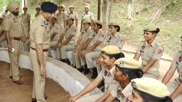 Trainee commandos interacting with the Punjab polcie chief. (Bharat Bhushan/HT)