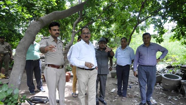Noida additional CEO Rakesh Kumar Mishra (in white shirt), chief engineer Hom Singh (in grey) reached the spot on Friday when machines found it difficult to proceed due to encroachments. (Sunil Ghosh/HT Photo) Noida additional CEO Rakesh Kumar Mishra (in white shirt), chief engineer Hom Singh (in grey) reached the spot on Friday when machines found it difficult to proceed due to encroachments. (Sunil Ghosh/HT Photo)