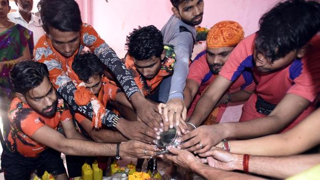 Kanwariya offer Ganga Jal to Lord Shiva at Durga Temple in Gandhi Nagar, New Delhi. (Sonu Mehta/HT PHOTO)