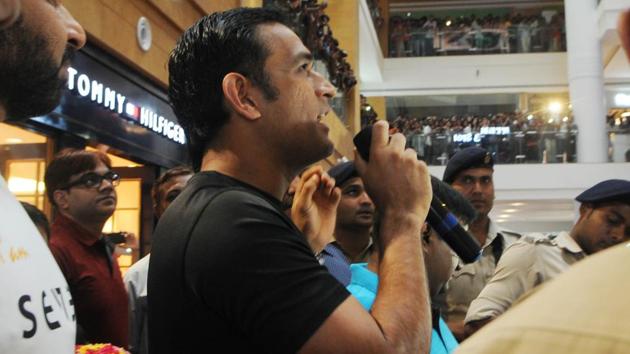 MS Dhoni addressed the crowd after inaugurating the first showroom of Seven in Ranchi on Thursday. (HT Photo) MS Dhoni addressed the crowd after inaugurating the first showroom of Seven in Ranchi on Thursday. (HT Photo)