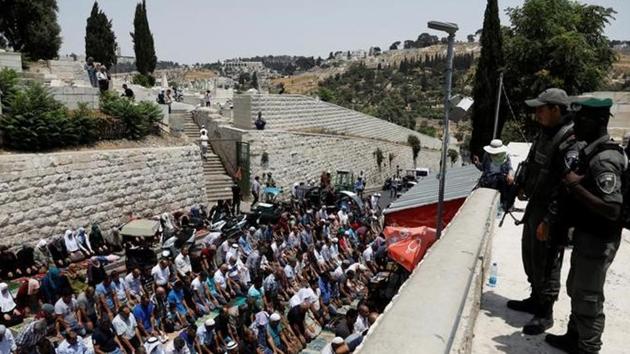 Israel bars Muslim men below 50 years from conducting Friday prayers in  Jerusalem | World News - Hindustan Times