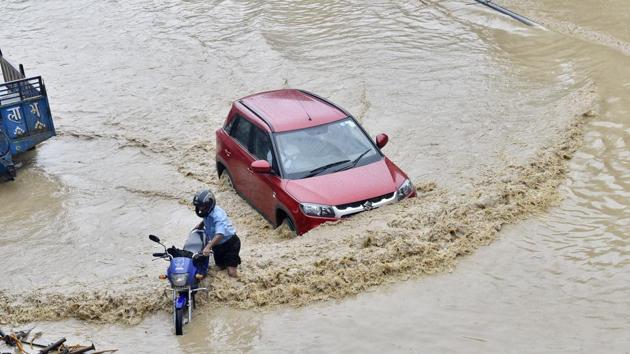 Commuters wade through logged water after heavy rain on NH 24, in East Delhi. (Ajay Aggarwal / HT Photo) Commuters wade through logged water after heavy rain on NH 24, in East Delhi. (Ajay Aggarwal / HT Photo)