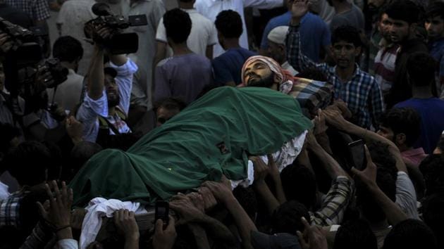 Villagers carry the body of Tanveer Ahmed during his funeral procession in Beerwah area of Budgam district of central Kashmir.(Waseem Andrabi / Hindustan Times)