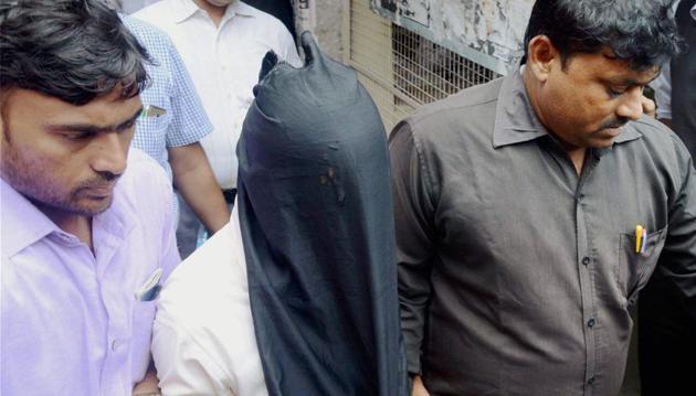 Suspected terrorist Mohammed Saleem being produced in a court in Lucknow on Friday after being brought from Maharashtra on transit remand.(PTI)