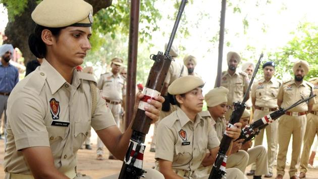 Commandos getting training on how to use a rifle. (Bharat Bhushan/HT)