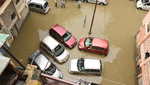 Many areas in the city, such as Jalvayu Vihar in Sector 25, were flooded after the rain on Thursday morning.(Virendra Singh Gosain/HT Photo)