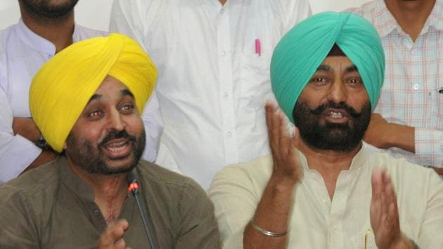 Aam Aadmi Party (AAP) state unit president Bhagwant Mann with newly appointed leader of opposition Sukhpal Khaira at a press conference in Chandigarh on Saturday.(Anil Dayal/HT)