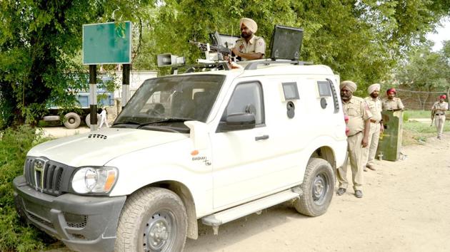 An HT team that visited the region spotted hightened movement of police vehicles patrolling on roads leading to the border. At some places, newly acquired bullet-proof Scorpios and tractors are also stationed.(Sameer Sehgal/HT)