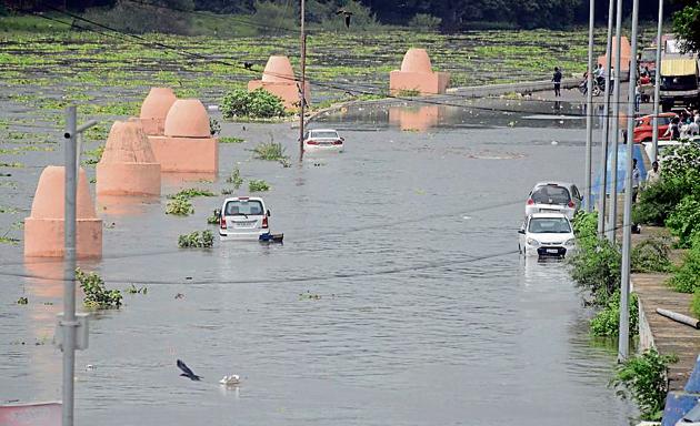 Vehicles submerged in flooded waters on riverbed road near Bhide Bridge on Saturday.(Ravindra Joshi/HT PHOTO)