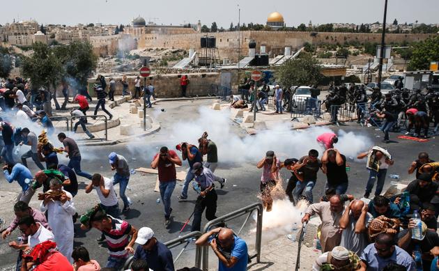 Palestinian worshippers run for cover from teargas fired by Israeli forces outside Jerusalem's Old City in front of the Al-Aqsa mosque compound, after Israeli police barred men under 50 from entering the Old City for Friday Muslim prayers as tensions rose and protests erupted over new security measures at the highly sensitive holy site on July 21, 2017. (AFP Photo) Palestinian worshippers run for cover from teargas fired by Israeli forces outside Jerusalem's Old City in front of the Al-Aqsa mosque compound, after Israeli police barred men under 50 from entering the Old City for Friday Muslim prayers as tensions rose and protests erupted over new security measures at the highly sensitive holy site on July 21, 2017. (AFP Photo)