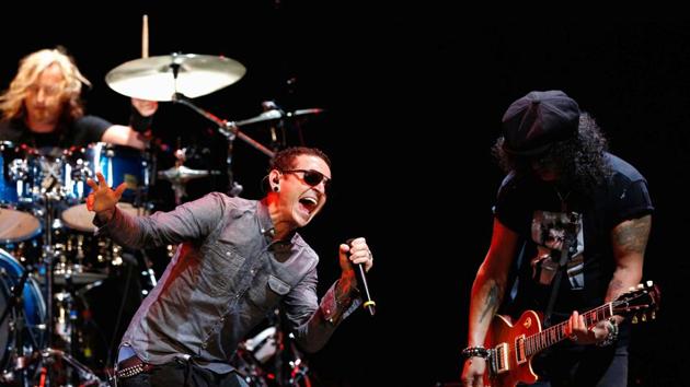 Lead vocalist of Linkin Park Chester Bennington performs with guitarist Slash at 9th annual MusiCares MAP Fund Benefit concert in Los Angeles, California May 30, 2013.(REUTERS)