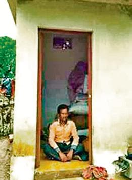 Abject poverty has forced a homeless man and his family in Odisha’s mineral-rich Keonjhar district to live inside a toilet to escape the rain.(Photo courtesy: Sambad)