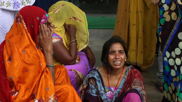 The parents alleged that the doctors had demanded money and did not attend to the child when they were unable to pay. (Salman Ali/HT Photo) The parents alleged that the doctors had demanded money and did not attend to the child when they were unable to pay. (Salman Ali/HT Photo)