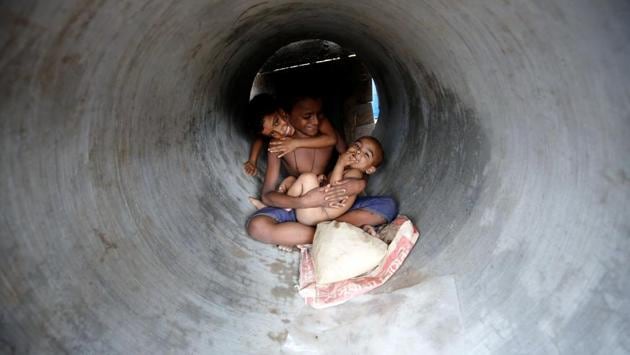 Children smile while sitting inside a sewerage pipe as part of their play in Dhaka, Bangladesh. (Mohammad Ponir Hossain / REUTERS) Children smile while sitting inside a sewerage pipe as part of their play in Dhaka, Bangladesh. (Mohammad Ponir Hossain / REUTERS)