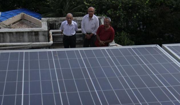 AC Kalele, PK Purushe and BS Rathore show the solar panels installed atop their Lokhandwala society.(Pramod Thakur/HT) AC Kalele, PK Purushe and BS Rathore show the solar panels installed atop their Lokhandwala society.(Pramod Thakur/HT)