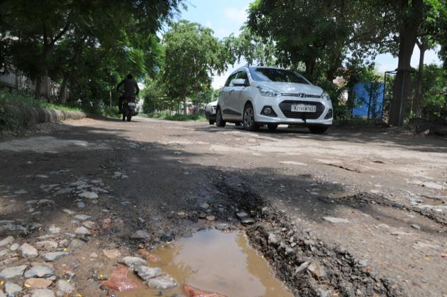Roads are in a shambles in Palam Vihar. (Parveen Kumar/HT PHOTO) Roads are in a shambles in Palam Vihar. (Parveen Kumar/HT PHOTO)