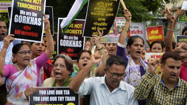 Supporters of the Gorkhaland movement chant slogans during an indefinite strike at Milanmore village in Darjeeling district on the outskirts of Siliguri on July 22,2017.(AFP)