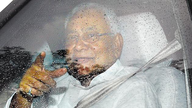 Bihar chief minister Nitish Kumar leaves after meeting Congress vice-president Rahul Gandhi at his residence in New Delhi on Saturday. (Vipin Kumar/HT PHOTO) Bihar chief minister Nitish Kumar leaves after meeting Congress vice-president Rahul Gandhi at his residence in New Delhi on Saturday. (Vipin Kumar/HT PHOTO)