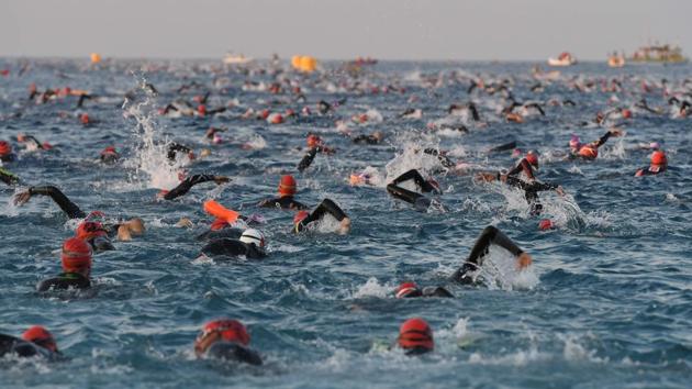 Competitors take the start of the swimming race of the 13th Ironman thriathlon in Nice. (YANN COATSALIOU / AFP) Competitors take the start of the swimming race of the 13th Ironman thriathlon in Nice. (YANN COATSALIOU / AFP)