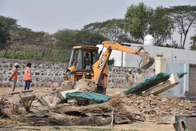 MCG teams had earlier demolished some structures on disputed land in Gwal Pahari. (Sanjeev Verma/HT PHOTO) MCG teams had earlier demolished some structures on disputed land in Gwal Pahari. (Sanjeev Verma/HT PHOTO)