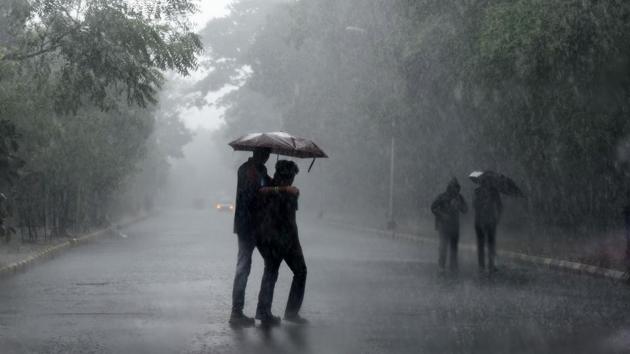 Vashi residents brave the weekend rainfall. (HT File Photo) Vashi residents brave the weekend rainfall. (HT File Photo)