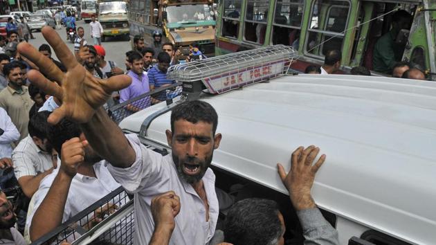 The NIA is reportedly investigating the separatists whether they “received funds through hawala for funding terrorist activities and for causing disruption through stone pelting and other activities in Jammu and Kashmir”. (Waseem Andrabi / Hindustan Times)