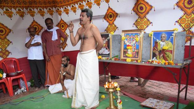 ‘Thirumani’ (The head priest) makes the devotees understand the rituals to be done for the Vavubali/Pithru Tharpanam (Amavasya Shraddha) ceremony at Chatrapati shahu maharaj pakshi vihar Kendra at Bopodi in Pune. (HT PHOTO) ‘Thirumani’ (The head priest) makes the devotees understand the rituals to be done for the Vavubali/Pithru Tharpanam (Amavasya Shraddha) ceremony at Chatrapati shahu maharaj pakshi vihar Kendra at Bopodi in Pune. (HT PHOTO)