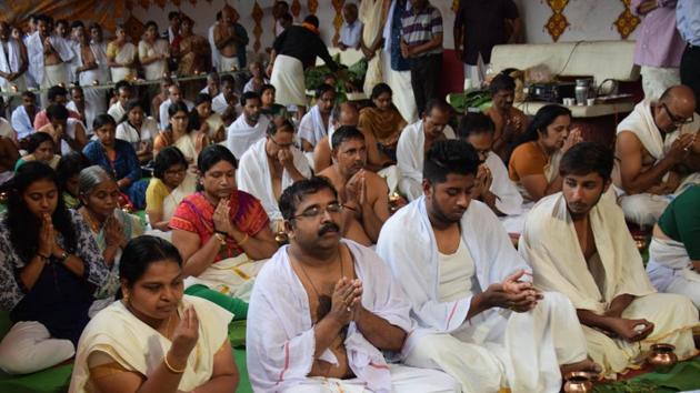 Devotees pray before the start of rituals at the Pithru Tharpanam ceremony in Pune. (HT PHOTO) Devotees pray before the start of rituals at the Pithru Tharpanam ceremony in Pune. (HT PHOTO)